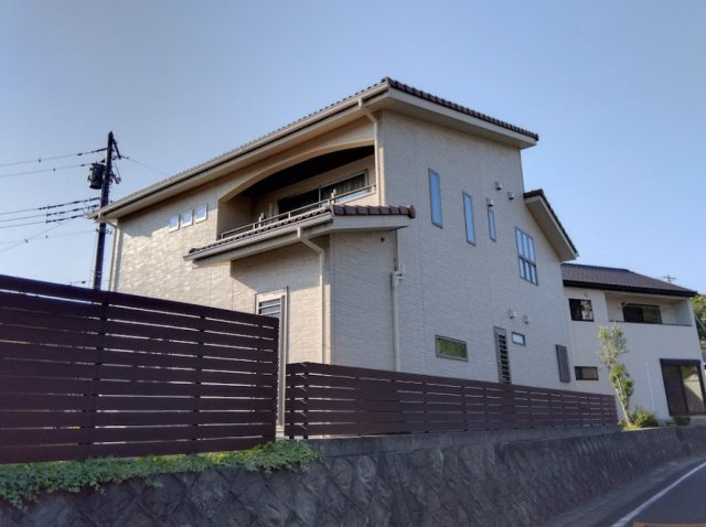 売中古戸建　三島市北沢の外観|築7年、オール電化住宅です。吹き抜けが解放的な1LDKです。並列2台駐車可、高台の閑静な街並みで上質な暮らしを実現できます。