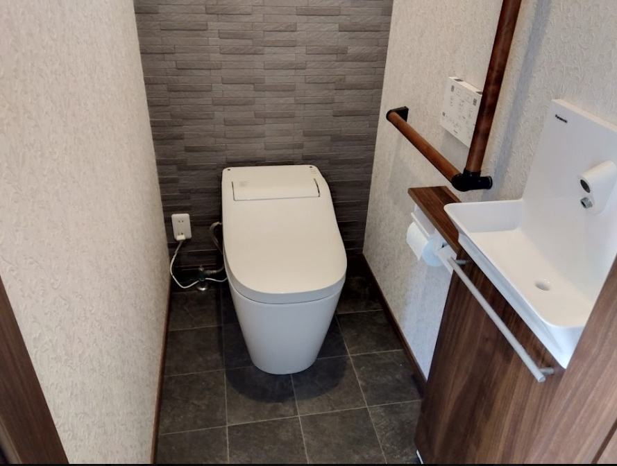 売中古戸建　三島市北沢のトイレ|スッキリした見た目で掃除のしやすいタンクレストイレです。コンパクトで使いやすい手洗いカウンターは衛生面も安心です。