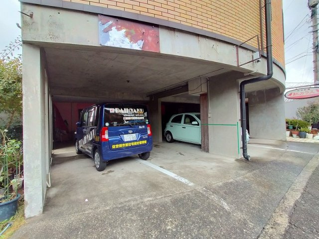 須佐町店舗付戸建て（4階建て9LDK）の駐車場