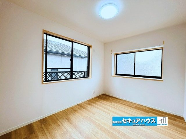 【中古戸建】名古屋市南区呼続1丁目の洋室|【洋室】
◆広々とした居住空間は日々の暮らしを彩り、心のやすらぎと満足感を与えてくれます。通風と採光を考慮した設計は子供たちはのびのび育ち、家族でくつろぎと団らんを生み出します。　　　　　　　　　　　