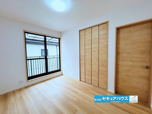 【中古戸建】名古屋市南区呼続1丁目の洋室|【洋室】
◆家族一人ひとりの大切なプライベート空間。趣味に合わせて使って頂けるようシンプルに仕上げてあります。暮らし心地を大きく左右する収納を、適材適所に配置し使い勝手を考慮しました。　　　　　　　　