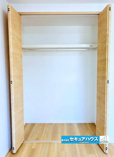 【中古戸建】名古屋市南区呼続1丁目の収納|【クローゼット】
◆衣類はもちろん、季節物やバッグもスッキリ収納できるクローゼット。
◆毎日の片付けもしやすく、快適な暮らしをサポートしてくれる便利な収納スペースです。
　　　　　　　　　　　　　　　