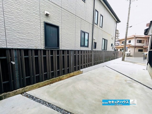 【中古戸建】名古屋市南区呼続1丁目の駐車場|【駐車場】
◆造成工事を行い、駐車スペースを拡張致しました。
◆縦列駐車2台可能なゆとりある駐車スペースを確保。
◆お車の出し入れがしやすく、来客時にも安心してご利用いただけます。　　　　　　　　　　