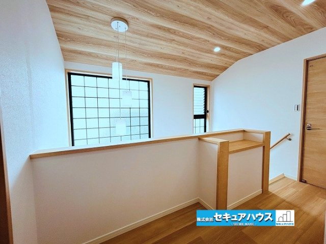 【中古戸建】名古屋市南区呼続1丁目の設備|【廊下】
◆建具も新品に交換し、明るい廊下へ生まれ変わりました！
◆窓から光が優しく差し込む明るい廊下空間。各部屋への移動もスムーズで、解放感のある快適な住まいを演出します。　　　　　　　　　　　　　