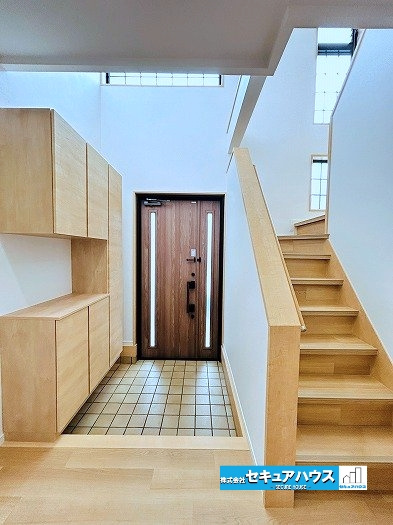 【中古戸建】名古屋市南区呼続1丁目の玄関|【玄関】
◆シューズボックス新品交換済み
◆光が差し込み明るくワイドな開放感のある設計♪
◆収納力のあるシューズボックスがあり、玄関まわりがすっきり片付きます。　
◆ダブルロックキーで防犯面も安心！　
