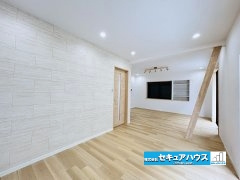 【中古戸建】名古屋市南区呼続1丁目の居間・リビング|【LDK】
◆家族揃ってリビングで過ごすお休みの日が、楽しみになる場所となることでしょう。
◆対面式のオープンキッチンは、家事をしながら家族の様子が一目でわかる安心＆便利設備♪　　　　　　　