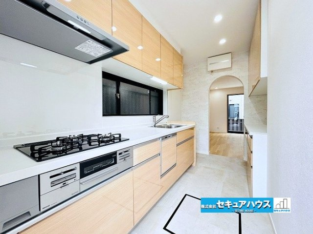 【中古戸建】名古屋市南区呼続1丁目のキッチン|【キッチン】
◆キッチン新品交換済み
◆広々としたキッチンスペースのため家族で並んで料理できます。
◆床下収納付きのキッチンです。お米や保存食のストックを入れられます。
　　　　　　　　　　　　　　　