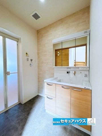 【中古戸建】名古屋市南区呼続1丁目の独立洗面台|【洗面台】
◆洗面台新品交換済み
◆鏡の裏には収納スペースを標準装備！
◆電源を付属！ドライヤーなど利用できます！
◆洗面台下にも収納スペースがあるため、洗剤やシャンプーのストックを入れられます　　　