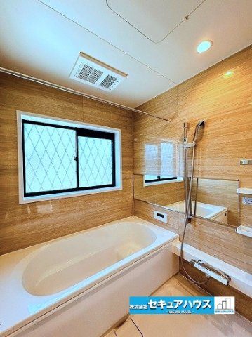 【中古戸建】名古屋市南区呼続1丁目の浴室|【浴室】
◆浴室フルリフォーム済み
◆アクセントパネルで落ち着きのある雰囲気を演出！毎日の疲れを癒やすこと間違えなし！！　　
◆窓付きで、カビの繁殖を抑える効果があり！追い炊き機能付きのオートバスです