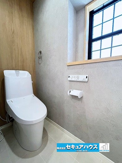 【中古戸建】名古屋市南区呼続1丁目のトイレ|【高機能トイレ】
◆トイレ新品交換済み
◆高機能トイレの多くは便器のフタの開閉が自動であり、使用後に手動で水を流す面倒もなく非常に便利です。スタイリッシュな見た目で、お掃除しやすく、節水効果が高いです