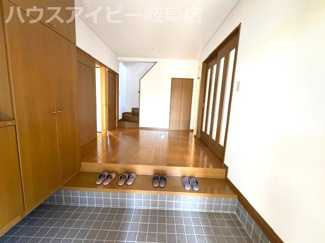 【玄関】 | 岐阜市岩崎！再生住宅！お車並列3台可能！お家はゆったり5LDK！玄関広々！2階に洗面有り！ | 岐阜市岩崎！再生住宅！お車並列3台可能！お家はゆったり5LDK！玄関広々！2階に洗面有り！