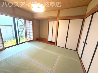 【和室】 | 岐阜市岩崎！再生住宅！お車並列3台可能！お家はゆったり5LDK！玄関広々！2階に洗面有り！ | 岐阜市岩崎！再生住宅！お車並列3台可能！お家はゆったり5LDK！玄関広々！2階に洗面有り！