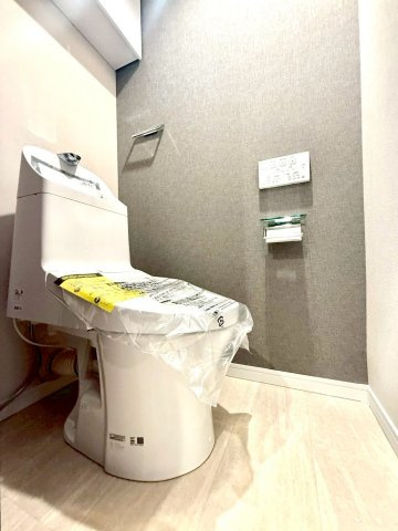ドミール鶴見のトイレ|清潔感のあるトイレ空間は、使い勝手にも配慮された設計。毎日を快適に過ごせる、上品で落ち着いた空間です。