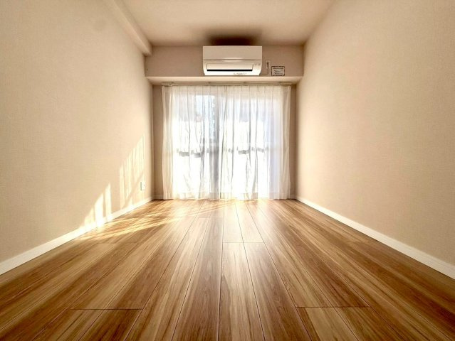 ドミール鶴見の洋室|採光に優れた明るい室内は、寝室や書斎など多様な用途に対応できる柔軟性の高い設計です。