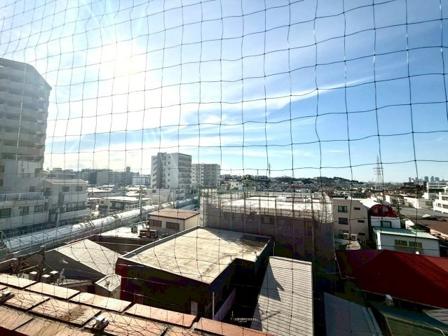 ドミール鶴見の展望|穏やかな街並みを望む落ち着いた景色が、日常を心地よく彩ります。