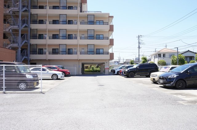 パレス草加松原の駐車場