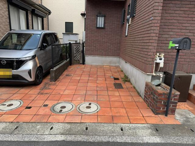  | 玄関の横にございます。 