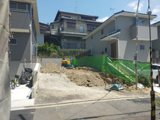 【前面道路含む現地写真】 | 京都市伏見区深草願成町　1号棟　新築戸建