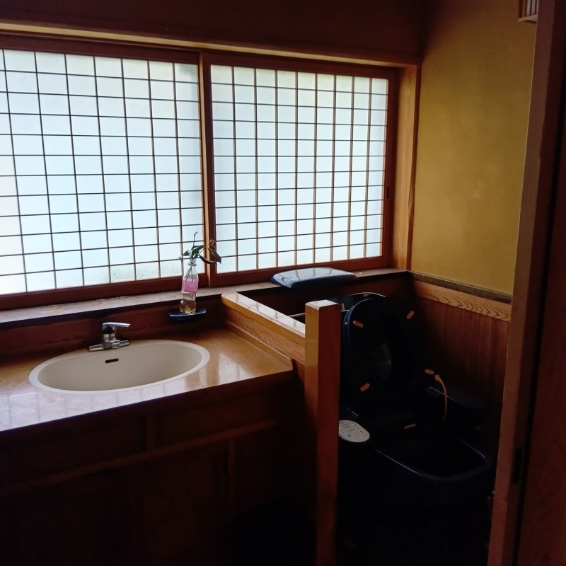 松瀬町邸宅の独立洗面台