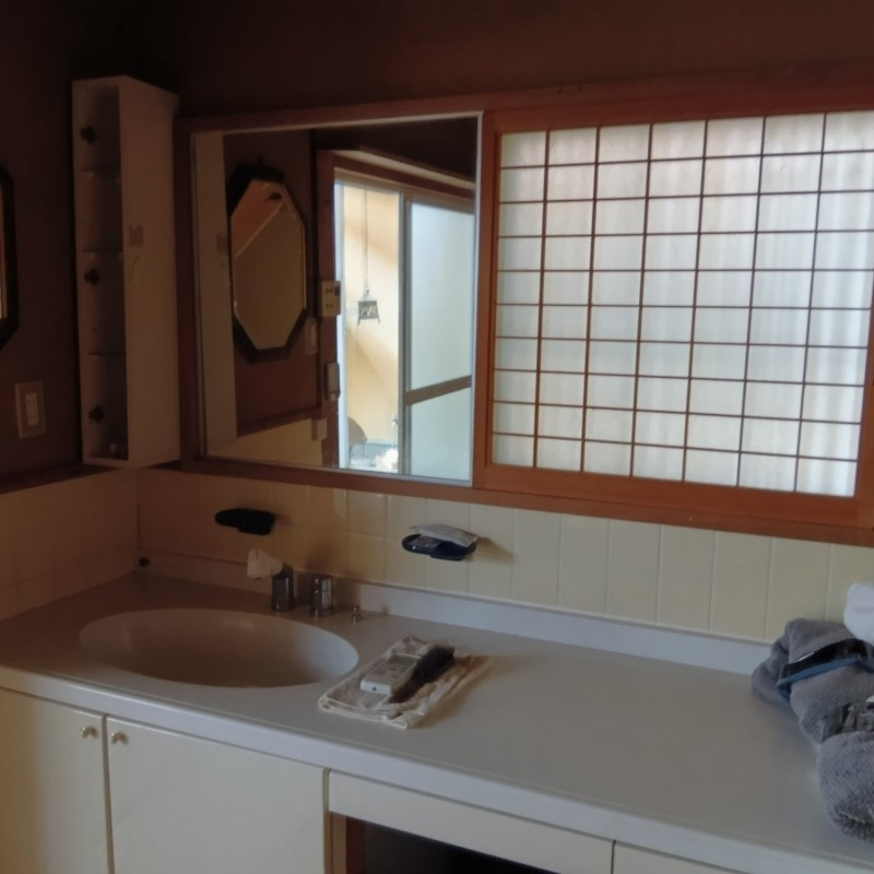 松瀬町邸宅の独立洗面台