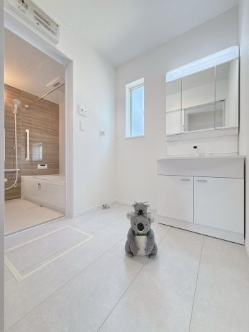 【独立洗面台】 | 高崎市筑縄町　新築住宅 | 約1坪の洗面室は衣類の着脱も簡単に行える広さ。
収納豊富なシャワー水栓付きの洗面台は、家事動線を確保し洗面室内にゆとりをプラス。お洋服のお手入れや洗髪も洗面室内で済ませることができます。