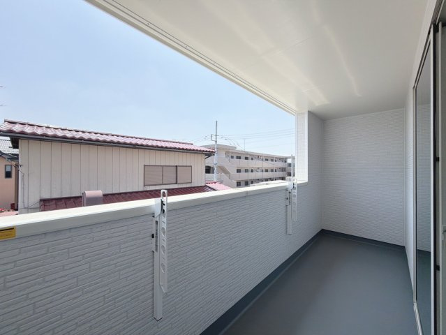 【バルコニー】 | 高崎市筑縄町　新築住宅 | 日当たりの良いバルコニーで毎日の暮らしに明るさとゆとりを。洗濯物もよく乾き、季節の移ろいを感じながら過ごせます。
