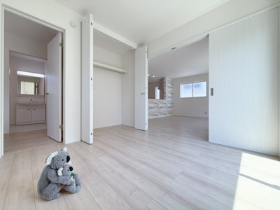 【洋室】 | 高崎市筑縄町　新築住宅 | LDKに隣接している洋室。お子様を遊ばせたりお昼寝させたりしながら家事を行えます♪