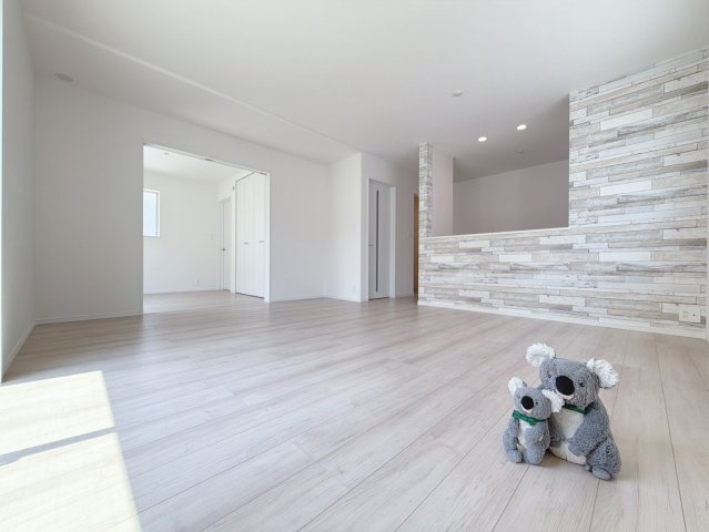 【居間・リビング】 | 高崎市筑縄町　新築住宅 | 上質な素材感と明るい空間が調和するリビング・ダイニング。家族やゲストをもてなす、ワンランク上のくつろぎをお届けします。