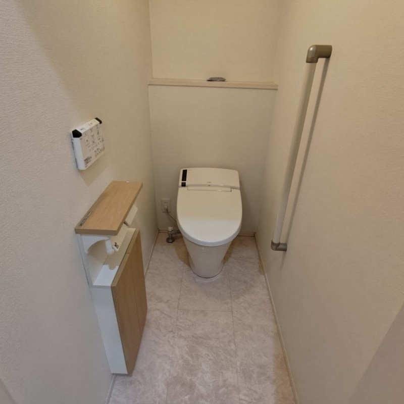 収納スペース豊富な黒髪町戸建てのトイレ