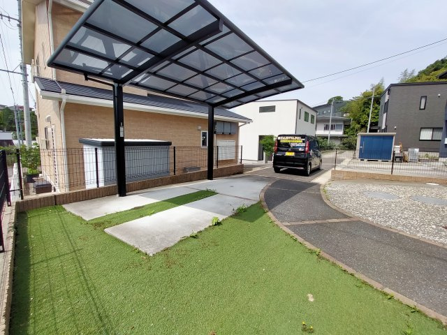収納スペース豊富な黒髪町戸建ての駐車場