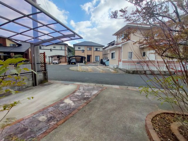 母ヶ浦町戸建【マザーズヒル美ずきヶ丘】の前面道路含む現地写真