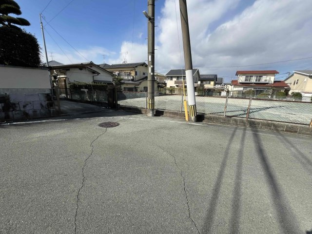 ブルーミングガーデン／北区楡木4丁目／4号棟の前面道路含む現地写真