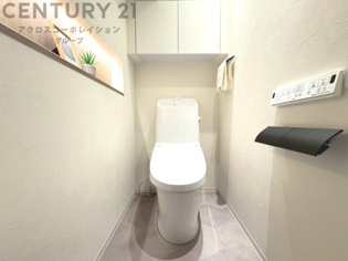 温水洗浄便座付トイレは温水洗浄機能により、暖かい水でおしりを洗浄することができ、冷たい水を使う従来の便座に比べ、温水洗浄機能で暖かいトイレを提供し、快適な使用を可能にします。