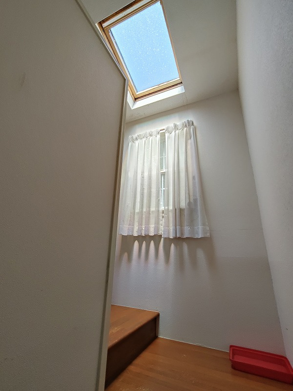 黒髪町一戸建（3階建5LDK）の設備|２Ｆ→３Ｆ階段