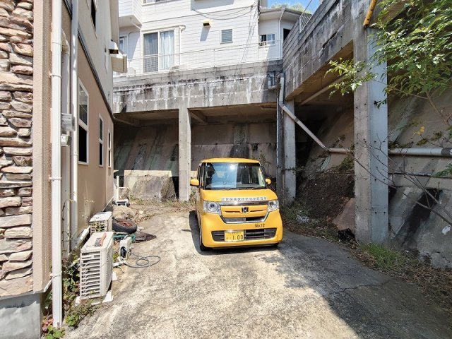 黒髪町一戸建（3階建5LDK）の駐車場|東側駐車場