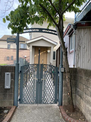  | ハナミズキがお出迎えのエント… 
