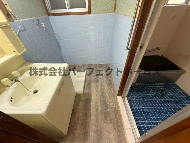 津田元町3丁目戸建　賃貸の洗面所|脱衣スペースもあります