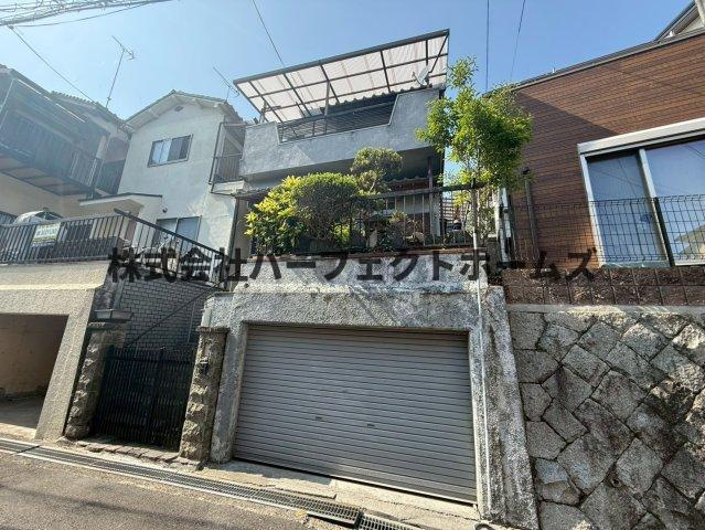 津田元町3丁目戸建　賃貸の駐車場|車をお持ちの方に嬉しい駐車場付きの物件です