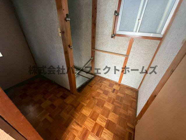 津田元町3丁目戸建　賃貸の内装|明るい色調の室内です