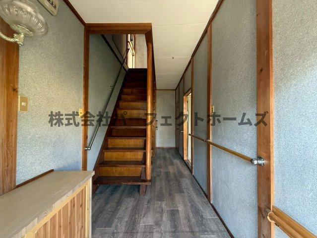 津田元町3丁目戸建　賃貸の内装|明るい室内です