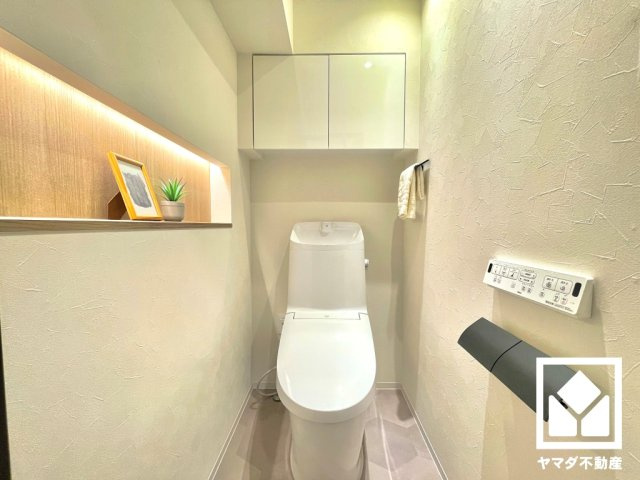 日商岩井上甲子園マンションのトイレ|明るく清潔感溢れるトイレです。温水洗浄便座付きで、季節を問わずいつでも温かい便座をお使いいただけます。