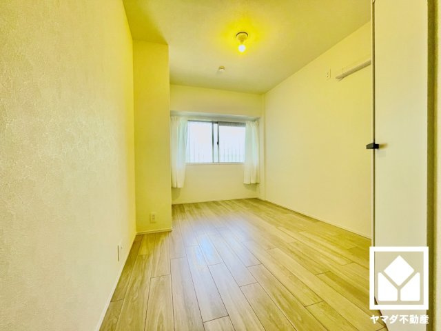 日商岩井上甲子園マンションの寝室|約5.6帖の洋室です。全居室に窓がございます。明るい陽光がたっぷり差し込む心地よい生活空間です。