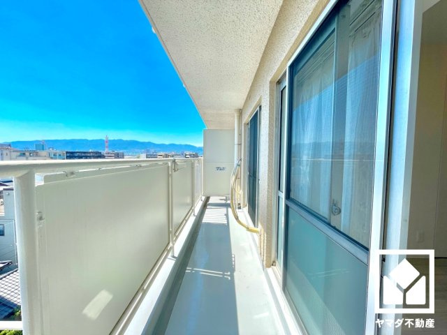 日商岩井上甲子園マンションのバルコニー|南西向きバルコニーで陽当たり、風通し良好。たっぷりの洗濯物も気持ちよく乾きます。