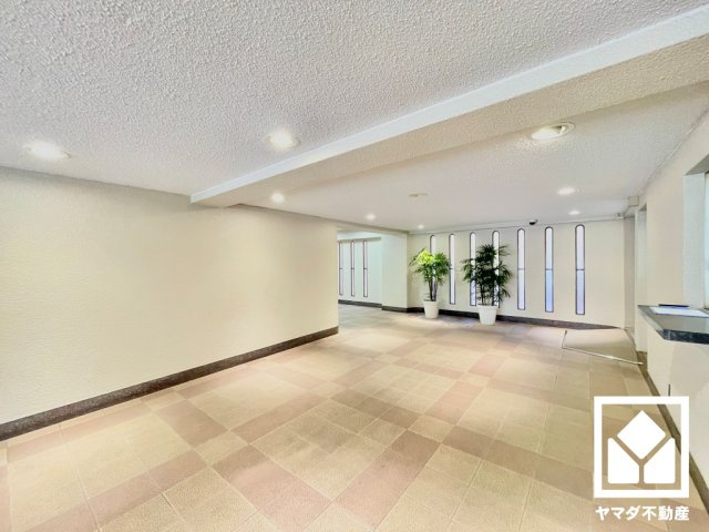 日商岩井上甲子園マンションのロビー|ゆったりとしたロビーが、住まう人の憩いの場に。落ち着いた空間で、ほっと一息つける時間を。