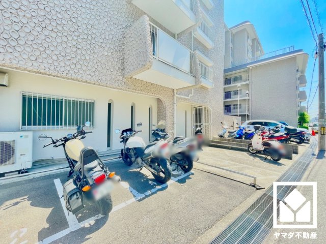 日商岩井上甲子園マンションのその他共用部分|バイク置き場も設置。しっかり区画が整理されており、使い勝手の良い設計です。