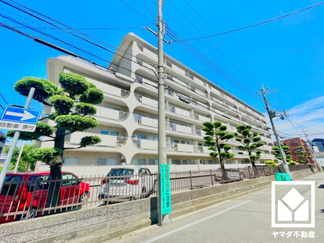 日商岩井上甲子園マンションの外観|シンプルで美しいデザインのリビングが、毎日の生活に彩りを添える。