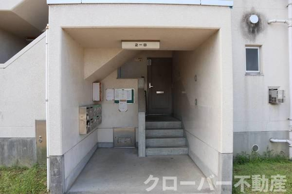 ビレッジハウス大野原2号棟のエントランス