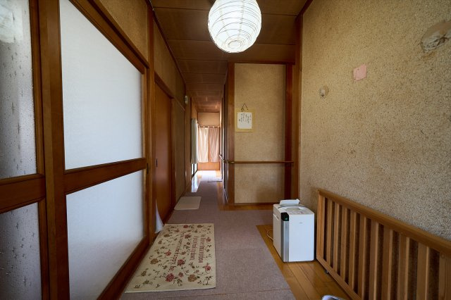 勝岡町の中古のおうち　松山市勝岡町中古戸建の玄関|明るい玄関