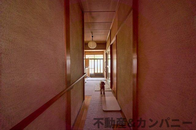 勝岡町の中古のおうち　松山市勝岡町中古戸建の玄関|明るい玄関