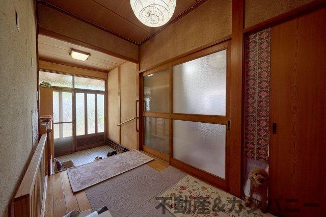 勝岡町の中古のおうち　松山市勝岡町中古戸建の和室|趣きのある玄関